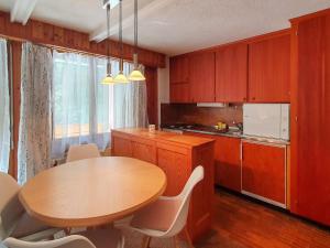 cocina con mesa de madera y comedor en Studio Panorama by Interhome, en Les Collons