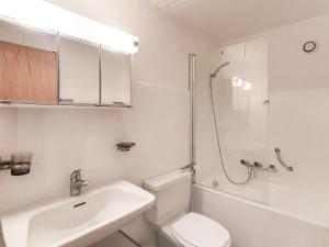 ein Bad mit einem WC, einem Waschbecken und einer Dusche in der Unterkunft Studio Panorama by Interhome in Les Collons