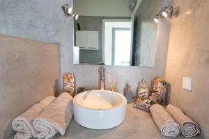 Ванная комната в VILLA KATERINA Arkadian village +39 фотографий