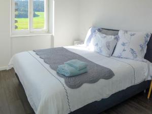 - une chambre avec un lit et des serviettes bleues dans l'établissement Apartment Maison de Maître by Interhome, à Tramelan
