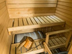 einen Ausblick auf eine Sauna mit Eimer in der Unterkunft Holiday Home Levi star 1502 by Interhome in Levi