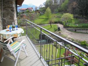 einen Balkon mit einem Tisch und Stühlen sowie Aussicht in der Unterkunft Apartment Ghiano by Interhome in Cremia