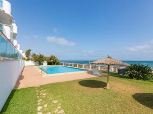piscina con ombrellone e oceano di Holiday Home Jardines de Denia V by Interhome a Denia