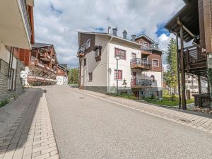 een lege straat in een stad met gebouwen bij Holiday Home Levin otava 5 by Interhome in Sirkka