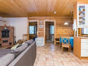 ein Wohnzimmer mit Sofa und Tisch in der Unterkunft Holiday Home Muikku by Interhome in Hiukkajoki