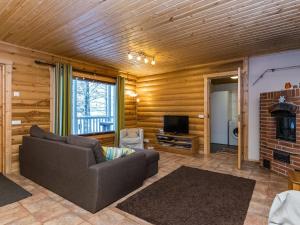 ein Wohnzimmer mit Sofa und Kamin in der Unterkunft Holiday Home Muikku by Interhome in Hiukkajoki + 15 Fotos