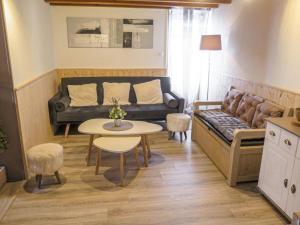 ein Wohnzimmer mit einem Sofa und einem Tisch in der Unterkunft Holiday Home Les Virades by Interhome in Chantérac