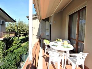 un patio con tavolo e sedie sul balcone. di Apartment La Rocchetta by Interhome a Marina di Pietrasanta