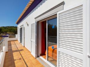 Un balcón de una casa con puertas corredizas de vidrio. en Holiday Home Casa Joaquim by Interhome, en Estói