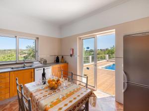 una cocina con una mesa con fruta. en Holiday Home Joaquim by Interhome en Estói