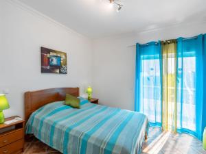 un dormitorio con una cama y una ventana en Holiday Home Casa Joaquim by Interhome, en Estói 22 fotos más