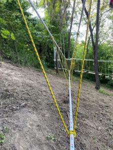 un palo giallo e bianco in un parco di Cascina Teresina a Cortazzone