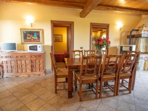 comedor con mesa de madera y sillas en Villa La Quercia by Interhome, en Vasanello