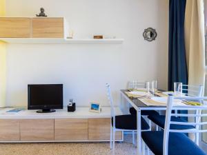 TV a/nebo společenská místnost v ubytování Apartment Oromar-2 by Interhome