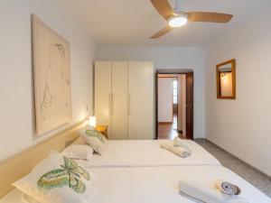 Postel nebo postele na pokoji v ubytování Holiday Home Robin by Interhome