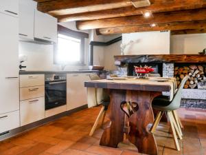 Majoituspaikan Holiday Home Rustico Gianni by Interhome keittiö tai keittotila