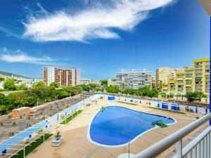 ein großer Pool in einer Stadt mit Gebäuden in der Unterkunft Apartment Mar de Oropesa II - Playa Concha-1 by Interhome in Oropesa del Mar