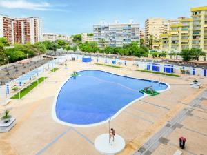 ein leeres Schwimmbad mitten in einer Stadt in der Unterkunft Apartment Mar de Oropesa II - Playa Concha-1 by Interhome in Oropesa del Mar