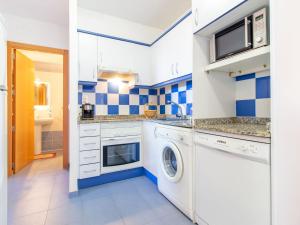 Kuchyň nebo kuchyňský kout v ubytování Apartment Mar de Oropesa II-2 by Interhome