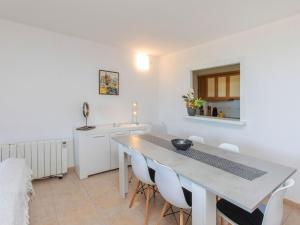 eine Küche und ein Esszimmer mit einem Tisch und Stühlen in der Unterkunft Apartment Sa Guilla by Interhome in Pals