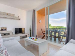 Televízia a/alebo spoločenská miestnosť v ubytovaní Apartment Ca la Marisa by Interhome