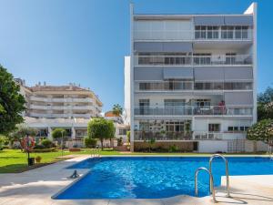 basen przed budynkiem w obiekcie Apartment Benasol-1 by Interhome w mieście Benalmádena