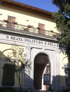 a building with the words beraja soliloquyosa at B&B Beata Solitudo in Agerola