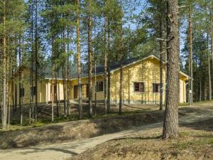 une maison au milieu d'une forêt dans l'établissement Holiday Home Sallan saaga by Interhome, à Tikkala