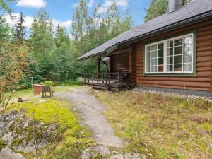 une cabane en rondins avec un sentier à côté d'une maison dans l'établissement Holiday Home Ulappa by Interhome, à Hurissalo