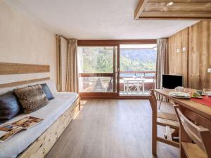 Habitación con cama, mesa y comedor en Studio Palafour - Le Lac-4 by Interhome en Tignes