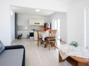 Kuchyňa alebo kuchynka v ubytovaní Apartment Suzana-2 by Interhome