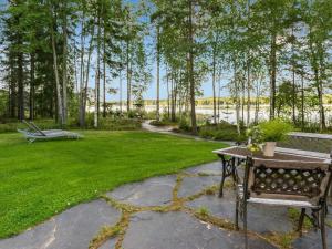 una mesa de picnic y un banco en un patio en Holiday Home Torniniemi by Interhome, en Hiukkajoki