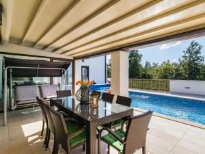 Bazén v ubytování Holiday Home Villa Mala Halu by Interhome nebo v jeho okolí