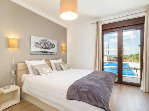 Bazén v ubytování Holiday Home Villa Mala Halu by Interhome nebo v jeho okolí