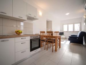 Fotografia z galérie ubytovania Apartment Suzy - SNJ139 by Interhome v destinácii Senj