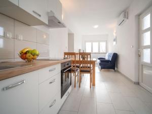 Fotografia z galérie ubytovania Apartment Suzy - SNJ139 by Interhome v destinácii Senj