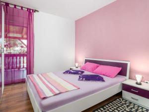 Giường trong phòng chung tại Holiday Home Radmila - MLK137 by Interhome