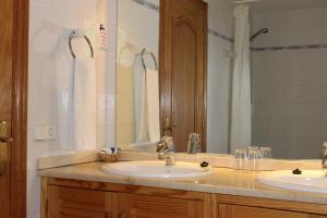 La salle de bains est pourvue de 2 lavabos et d'un grand miroir. dans l'établissement Mar i Vent, à Banyalbufar