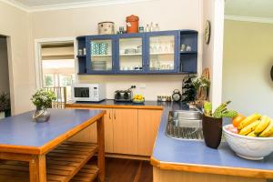 cocina con armarios azules y encimera azul en Private Peaceful Country Homestead - Frankland River Retreat, en Frankland 22 fotos más