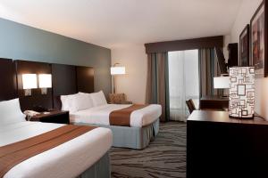 Habitación de hotel con 2 camas y ventana en Holiday Inn Rock Island-Quad Cities, an IHG Hotel, en Rock Island