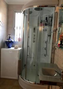 um chuveiro na casa de banho com um lavatório em Casa Los Molineros em Cortes de la Frontera