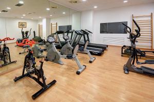 Fitness centrum a/nebo fitness zařízení v ubytování Hotel Vila-real Palace