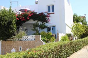 a white building with flowers on the side of it at Casa Colorida in Porches