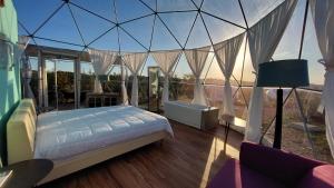 エストレモスにあるGlamping Skies - Adults Onlyのベッドルーム1室(ベッド1台付)が備わります。 +8枚の写真