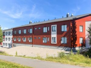 un grande edificio rosso con finestre bianche su una strada di Holiday Home Skistar 315 by Interhome a Levi