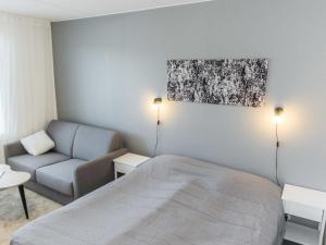 una piccola camera da letto con un letto e un divano di Holiday Home Skistar 315 by Interhome a Levi Altre 8 foto
