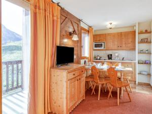 Køkken eller tekøkken på Apartment Les Alpages du Corbier-9 by Interhome