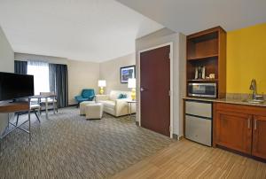Dapur atau dapur kecil di Holiday Inn Express & Suites Cincinnati Riverfront, an IHG Hotel
