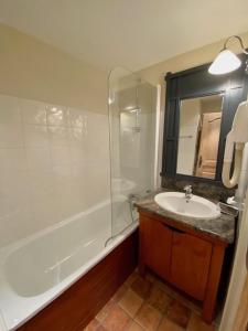 a bathroom with a sink and a shower at Studio 2 personnes - Hameau du Glacier ARC 1950 Le Village in Arc 1950