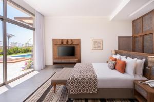 A television and/or entertainment centre at Steigenberger Resort Ras Soma